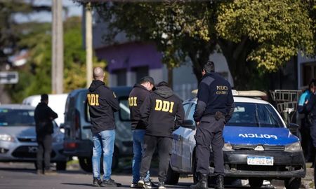 Durante el operativo que permitió detener a los efectivos se secuestraron armas reglamentarias, teléfonos celulares y además un arma larga