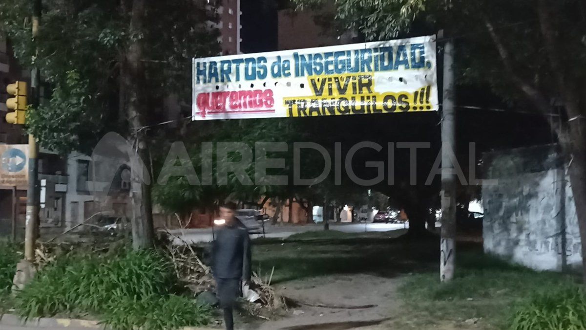 Los vecinos del barrio Mariano Comas colgaron pasacalles en reclamo de medidas para prevenir la inseguridad.