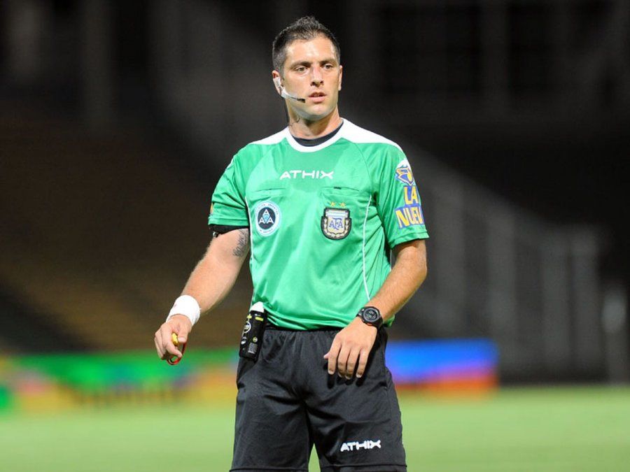 Fernando Echenique dio positivo de coronavirus y no podrá dirigir Boca-Racing por la Copa de la Liga.