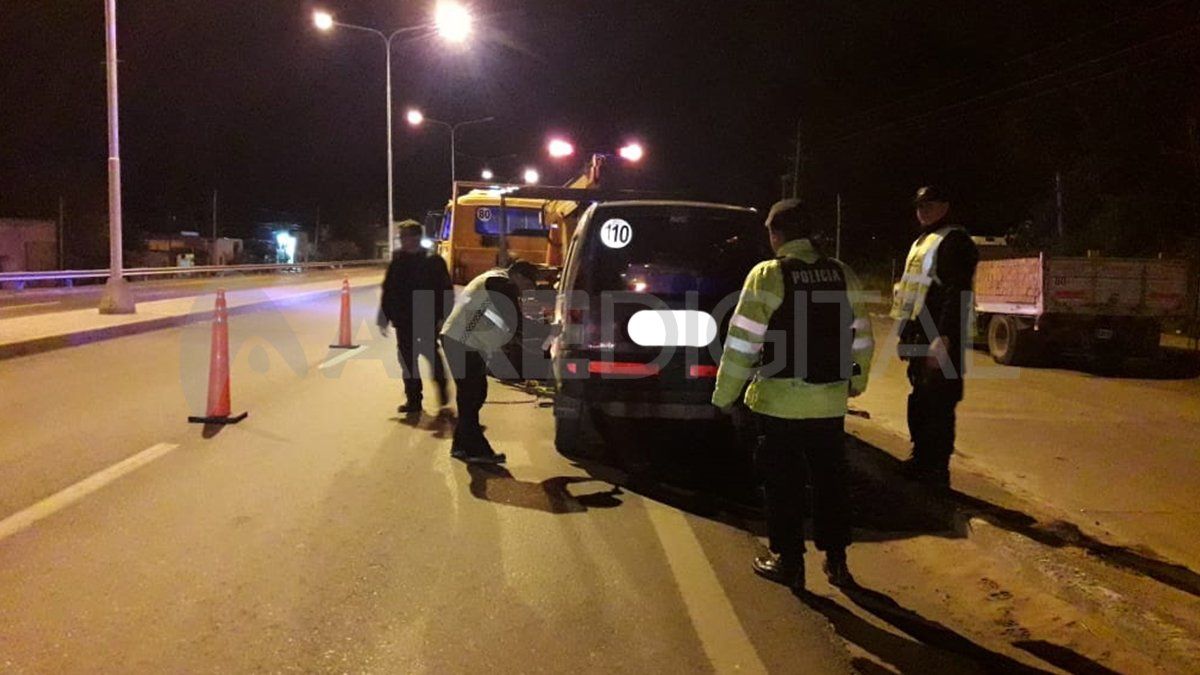 La advertencia sobre lo sucedido provino de otros conductores que pasaban por el lugar y vieron al conductor ebrio, totalmente dormido.