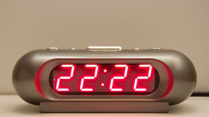 Qué significa la hora espejo y qué interpretación tiene ver números iguales en el reloj