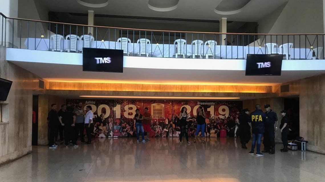 Luego del allanamiento, clausuraron el teatro donde se accidentó Sergio Denis