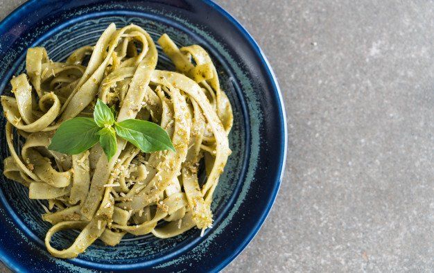 Cómo preparar fettuccine al pesto genovese.