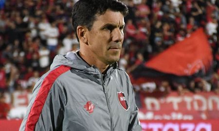Newells Old Boys de Rosario despidió a Mauricio Larriera. Newells Old Boys de Rosario despidió a Mauricio Larriera.