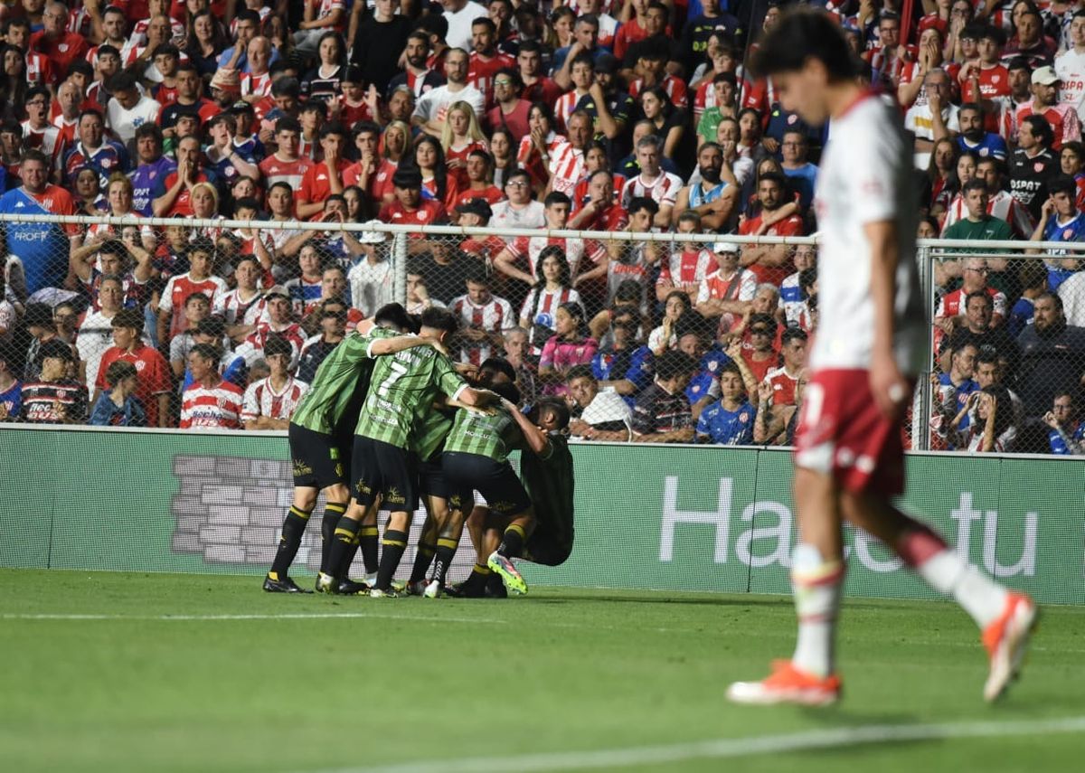 Aldosivi sorprendió a Unión y lo venció en el 15 de Abril.