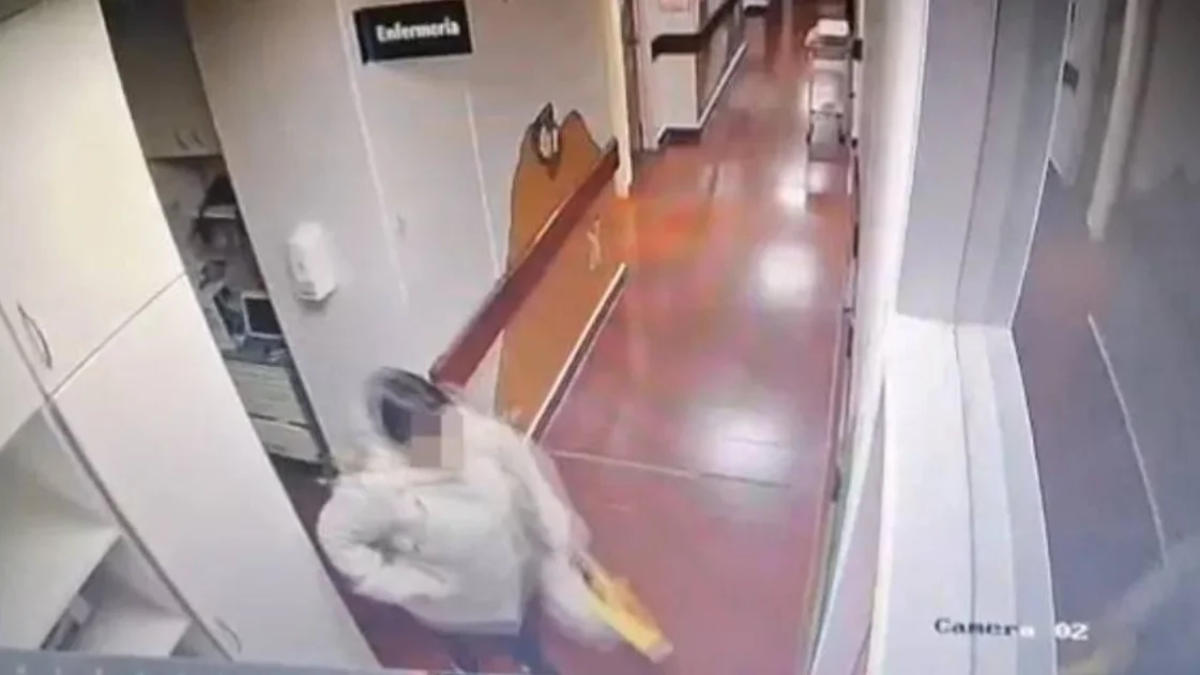 La mujer de 63 años quedó registrada por las cámaras de seguridad de la institución médica.