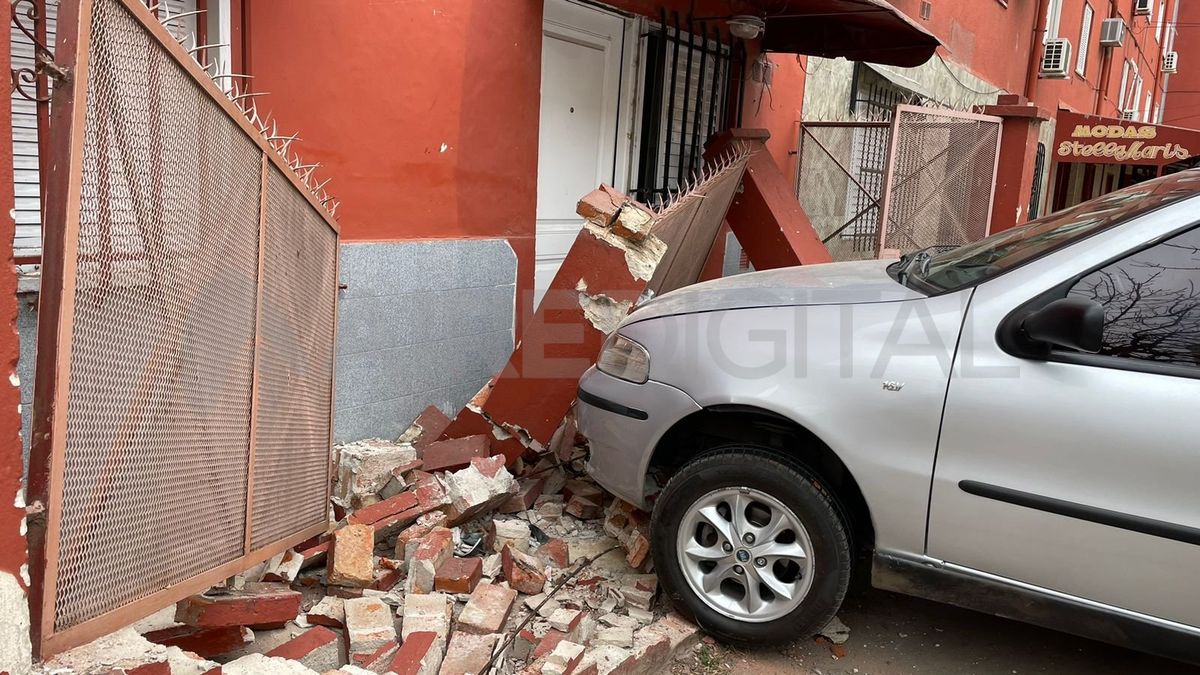 Ciudad de Santa Fe: atropelló un tapial y la reja del frente de un departamento&nbsp;