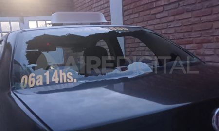 Así quedó el taxi tras el ataque. Así quedó el taxi tras el ataque.