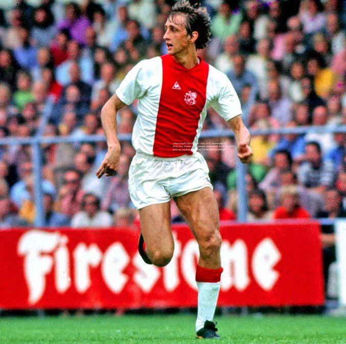 Johan Cruyff, uno de los mejores jugadores de la historia que brilló en el Ajax de Países Bajos, donde ganó 13 títulos como jugador y otros dos como entrenador.