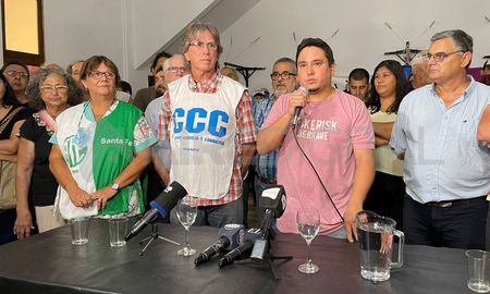 El referente social y coordinador de la delegación santafesina de la Corriente Clasista y Combativa, Sebastián Saldaña, reclama avances en la investigación sobre las amenazas de muerte que recibió el martes, dirigidas a él y su entorno familiar. El referente social y coordinador de la delegación santafesina de la Corriente Clasista y Combativa, Sebastián Saldaña, reclama avances en la investigación sobre las amenazas de muerte que recibió el martes, dirigidas a él y su entorno familiar.