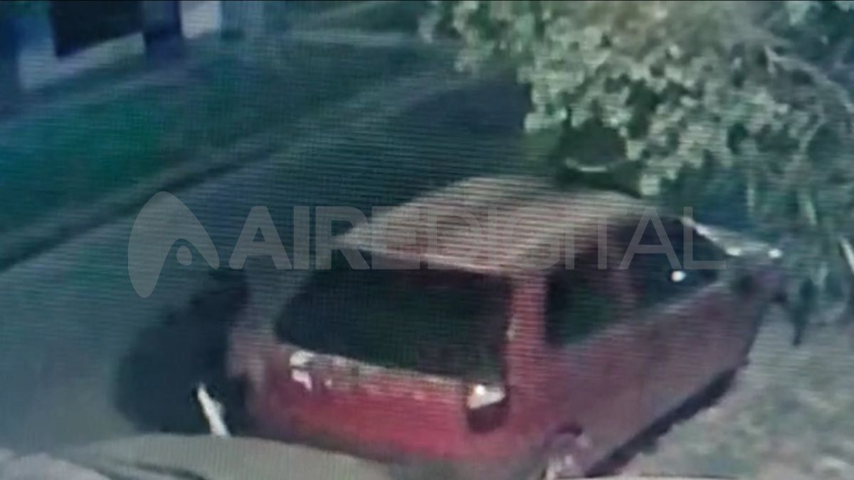 Captura del video que registró al ladrón cuando sacaba las patentes de un auto en el barrio Belgrano.