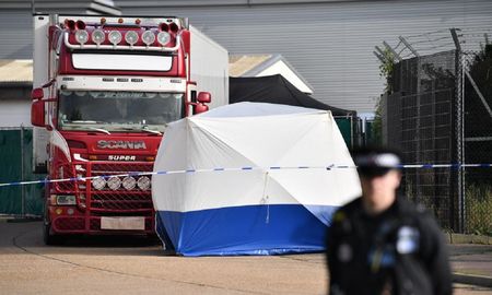 Condenas de hasta 27 años a los responsables de matar dentro de un camión a 39 migrantes en Londres. Condenas de hasta 27 años a los responsables de matar dentro de un camión a 39 migrantes en Londres.
