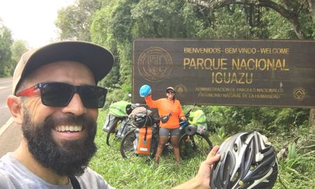 Emanuel y Emilia, dos jóvenes que dejaron todo para recorrer en bici las rutas de Argentina. Emanuel y Emilia, dos jóvenes que dejaron todo para recorrer en bici las rutas de Argentina.