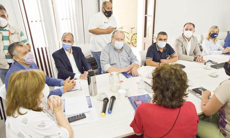 Los gremios docentes definirán qué sucede con la propuesta salarial que les ofreció el gobierno. Los gremios docentes definirán qué sucede con la propuesta salarial que les ofreció el gobierno.