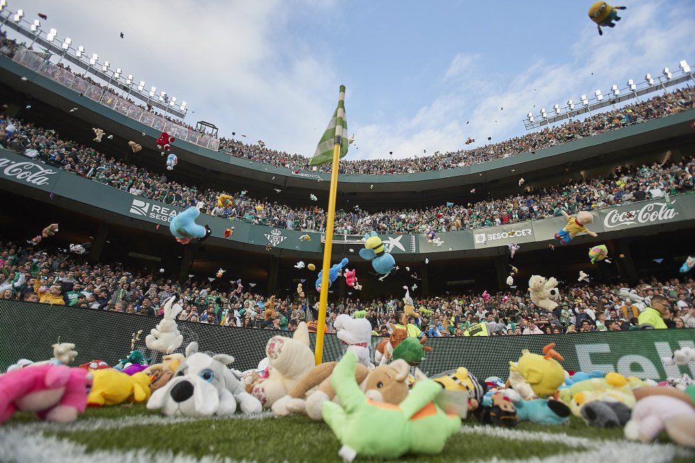 Espíritu navideño: hinchas del Betis lanzaron peluches que serán donados a niños necesitados