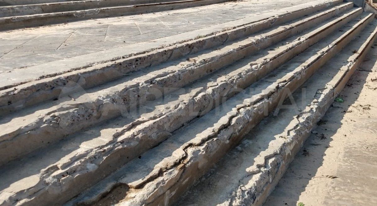 En los últimos meses cuando comenzaron los trabajos de acondicionamiento de la playa oeste se visibilizaron los destrozos de las instalaciones que llevan a la playa de la costanera oeste.