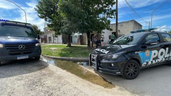 La vivienda blanco del robo se ubica en la esquina de Santiago de Chile y Roberto Arlt, en el corazón de barrio Chalet.