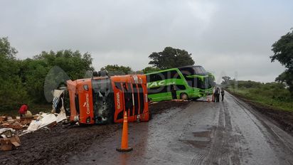 Doble siniestro en la ruta 4: un colectivo chocó a un móvil policial mientras asistían el vuelco de un camión