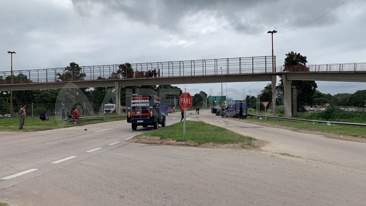 El accidente se registró a la altura de la pasarela que une barrio Centenario con Varadero Sarsotti.