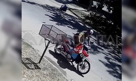 Así se llevaba la moto el delincuente en barrio Los Hornos. Así se llevaba la moto el delincuente en barrio Los Hornos.