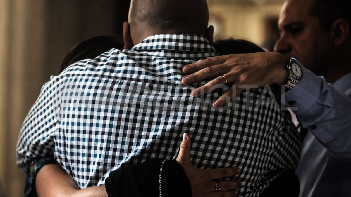 Facundo, papá de Serena, y el abrazo con sus afectos tras la condena a los tres acusados.
