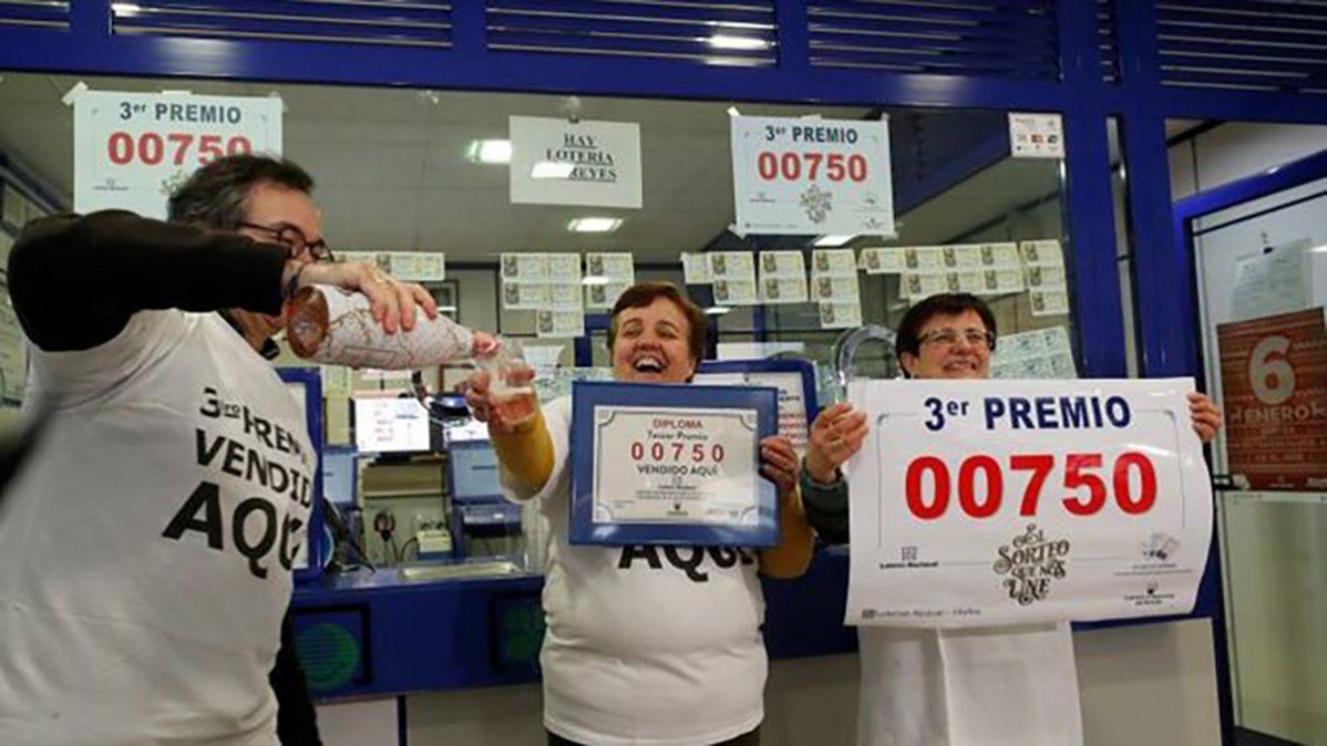 Se despertó, tuvo un presentimiento y ganó 18 millones de euros, la increíble historia de un vecino catalán que festejó todo el pueblo