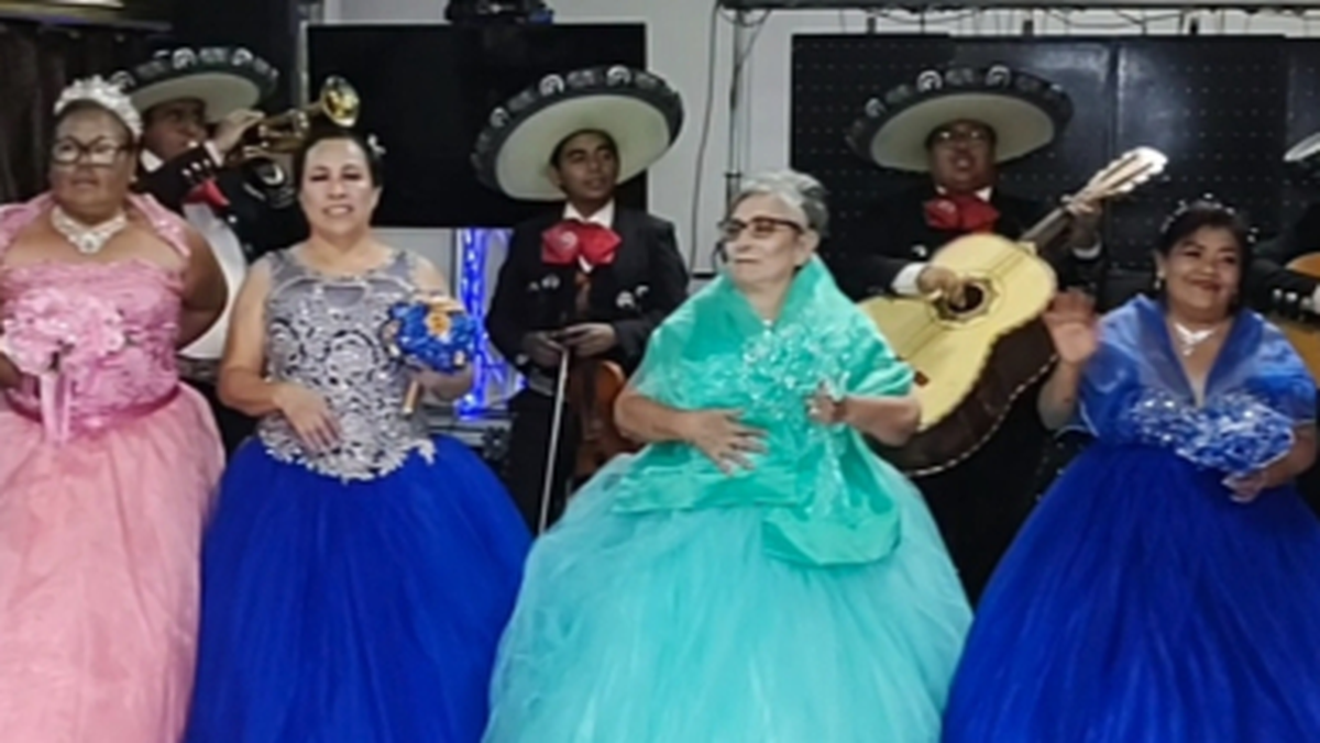 Algunas de las abuelas de Reynosa en su festejo de 15. 