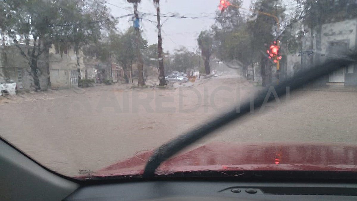 Los chaparrones de este jueves a la mañana inundaron la ciudad de Gálvez.