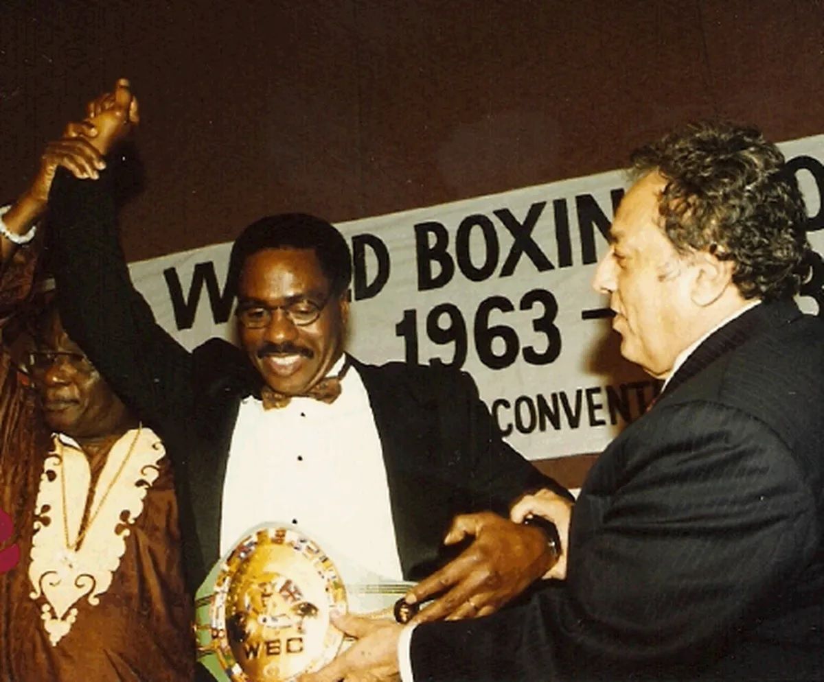 Tras su liberación definitiva, en 1985, Carter se convirtió en un ícono de la lucha contra los abusos del poder. Entre los múltiples reconocimientos que recibió, el Consejo Mundial de Boxeo (CMB) le otorgó, durante su Convención Anual de 1993, en Las Vegas, el título de Campeón Honorífico. En la foto, con el entonces presidente del organismo, el mexicano José Sulaimán Chagnón. Tras su liberación definitiva, en 1985, Carter se convirtió en un ícono de la lucha contra los abusos del poder. Entre los múltiples reconocimientos que recibió, el Consejo Mundial de Boxeo (CMB) le otorgó, durante su Convención Anual de 1993, en Las Vegas, el título de Campeón Honorífico. En la foto, con el entonces presidente del organismo, el mexicano José Sulaimán Chagnón.