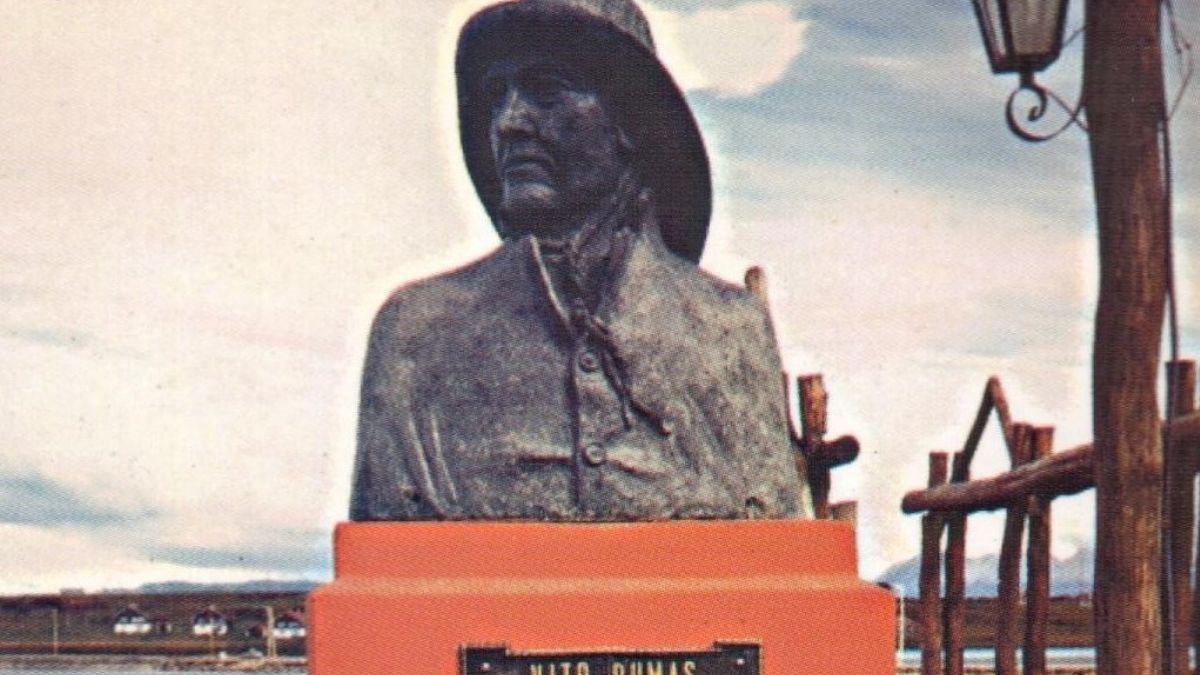 Con la colaboración de las autoridades de la provincia de Tierra del Fuego, se erigió un monumento en su memoria y la de sus incomparables proezas en el Club Náutico Ushuaia. Se eligió este lugar ya que es el territorio argentino más cercano al temible Cabo de Hornos, que Vito Dumas cruzó de oeste a este en 1943. Con la colaboración de las autoridades de la provincia de Tierra del Fuego, se erigió un monumento en su memoria y la de sus incomparables proezas en el Club Náutico Ushuaia. Se eligió este lugar ya que es el territorio argentino más cercano al temible Cabo de Hornos, que Vito Dumas cruzó de oeste a este en 1943.