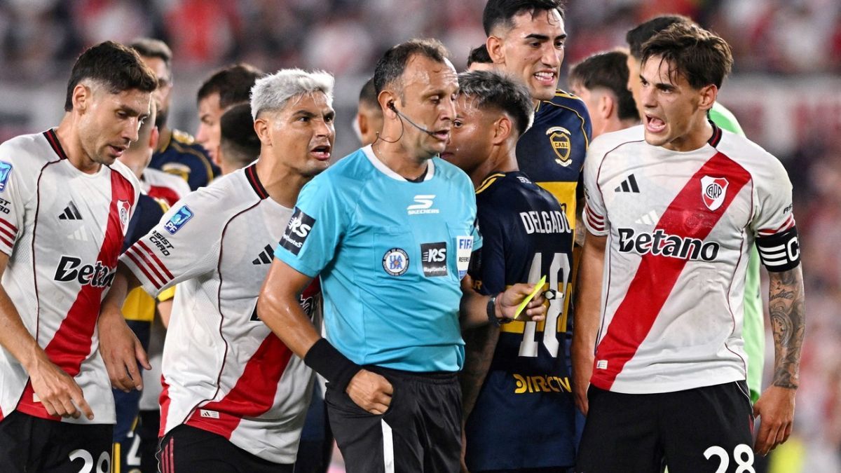 Todo River le reclamó penal al árbitro Darío Herrera en la última jugada del Superclásico. Todo River le reclamó penal al árbitro Darío Herrera en la última jugada del Superclásico.