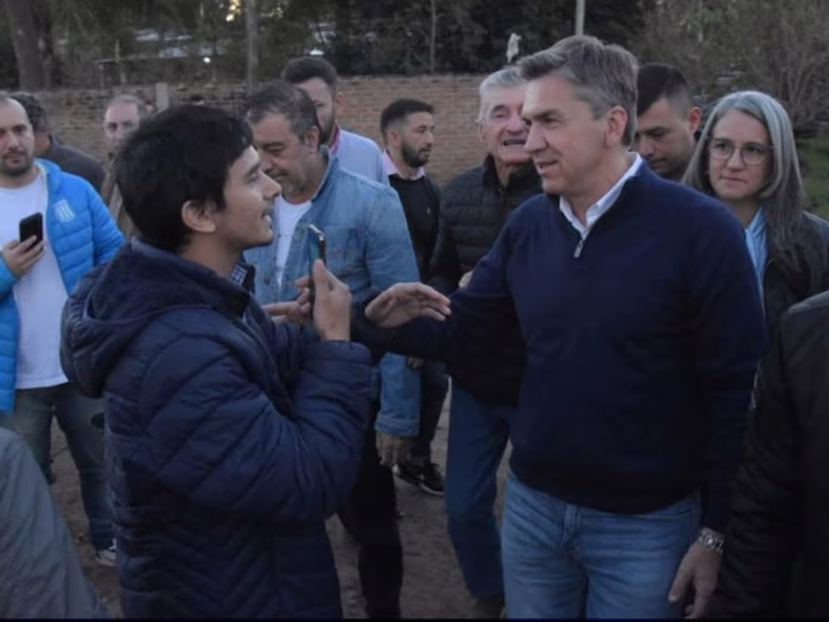 Un grave episodio de vulneración a la libertad de prensa se registró en la localidad de Margarita Belén, Chaco, cuando el periodista Fernando Ojeda fue detenido de forma arbitraria tras intentar realizarle una pregunta al gobernador Leandro Zdero.
