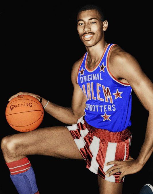 En 1958, Chamberlain jugó con los legendarios Harlem Globetrotters. El entrenador Abe Saperstein lo ubicó como ¡base!, puesto en el que también brilló merced a su enorme capacidad de tiro, asistencias y penetraciones. Sin dudas, Wilt fue el jugador más alto que haya ocupado esta posición.