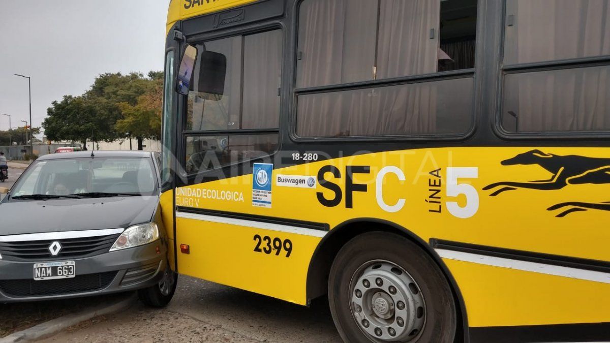 La imagen muestra el impacto del colectivo en la parte izquierda del auto que circul&oacute; en contramano.&nbsp;