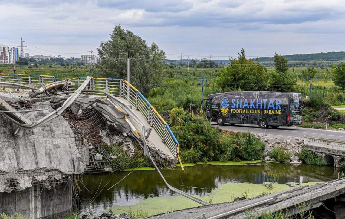 El plantel del Shaktar Donest recorrió las calles de la ciudad totalmente destruida por la guerra.