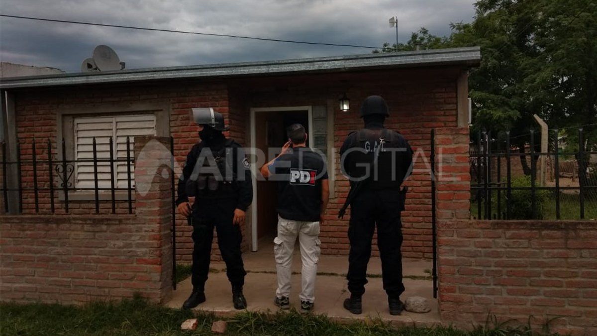 Cinco personas fueron detenidas sospechadas de participar en por lo menos tres violentos robos en la capital provincial