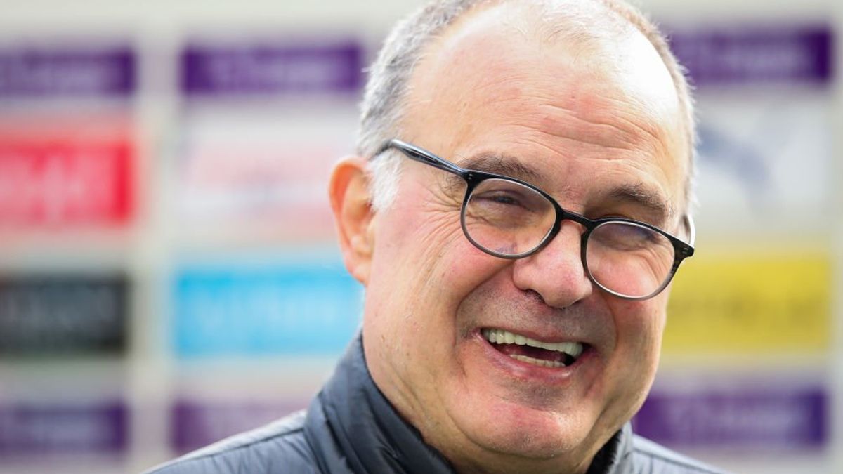 Bielsa se disculpó ante la prensa al no poder expresarse en inglés.