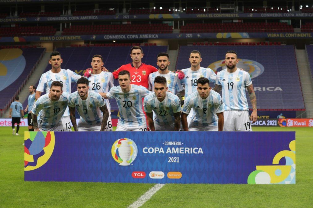 Los titulares con los que la Selección Argentina saltó al campo para enfrentar a Uruguay por su segundo partido en la Copa América de Brasil.