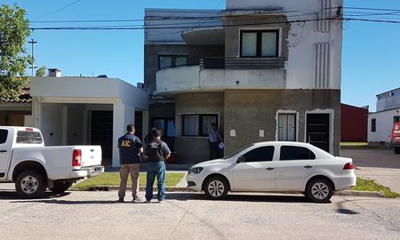 El concejal Ferraris denunció que hace días se encontraba trabajando en un camino vecinal de Colonia La Hosca cuando se acercó el imputado y les ordenó que se retiraran del lugar. Luego, regresó y reiteró su pedido, esta vez con tono amenazante con disparos de arma de fuego al aire y los amenazó con una pistola. El concejal Ferraris denunció que hace días se encontraba trabajando en un camino vecinal de Colonia La Hosca cuando se acercó el imputado y les ordenó que se retiraran del lugar. Luego, regresó y reiteró su pedido, esta vez con tono amenazante con disparos de arma de fuego al aire y los amenazó con una pistola.