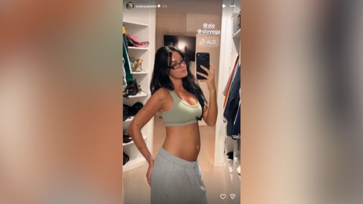 Oriana Sabatini compartió una tierna imagen mostrando su pancita de cuatro meses. Oriana Sabatini compartió una tierna imagen mostrando su pancita de cuatro meses.