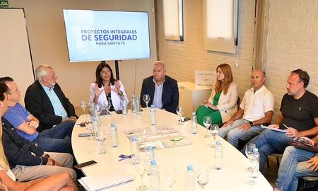 La diputada provincial encabezó una reunión con equipos técnicos para analizar distintos aspectos de la crisis que vive la provincia. La diputada provincial encabezó una reunión con equipos técnicos para analizar distintos aspectos de la crisis que vive la provincia.