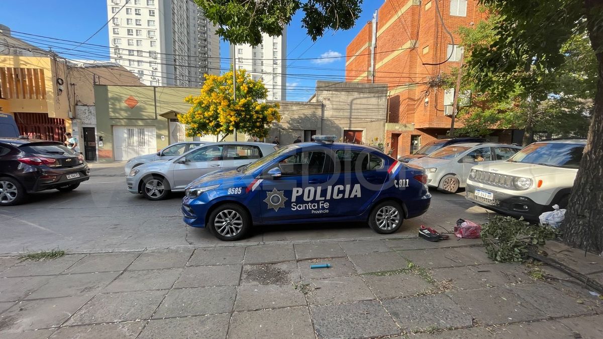 Dos personas que transitaban en un vehículo Volkswagen Suran gris fueron detenidas.