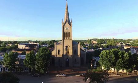 Espacio ideal para familias, con senderos para caminatas, bicicletas y áreas de picnic rodeadas de árboles añosos. Espacio ideal para familias, con senderos para caminatas, bicicletas y áreas de picnic rodeadas de árboles añosos.