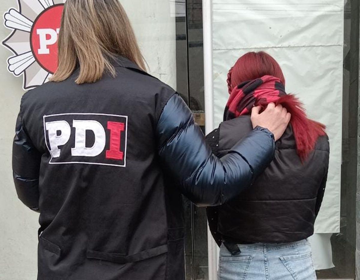 El momento en que personal de la PDI detuvo a la mujer.&nbsp;