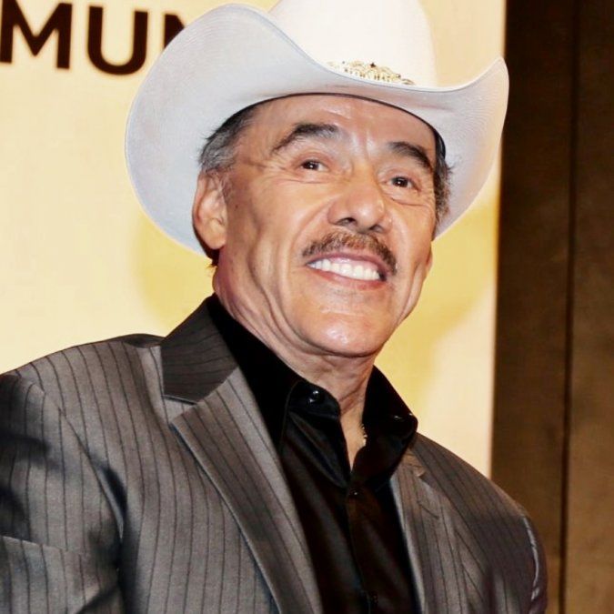 El padre de Jenni Rivera enfrenta una denuncia por acoso sexual y al menos 10 cargos más.