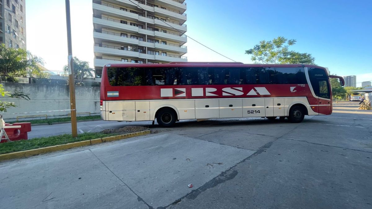 La intervenci&oacute;n se realiza sobre el cantero central de la calle interna que permite el normal ingreso de los colectivos sin transitar por la zona afectada.