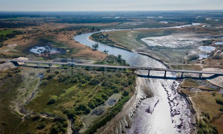 El río Salado corre encajonado a la altura de la ruta 70 y casi sin agua en el valle de inundación. El río Salado corre encajonado a la altura de la ruta 70 y casi sin agua en el valle de inundación.