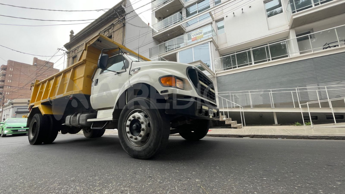 Transportistas se manifestaron frente al municipio en rechazo al recorte de los servicios.