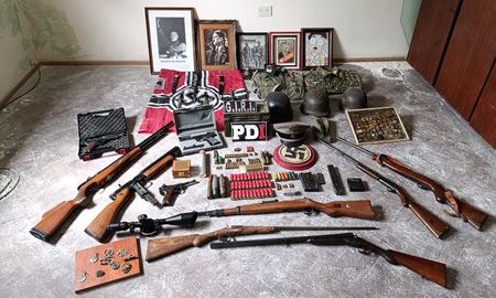 Junto a las armas, se encontraron objetos con simbología nazi en un domicilio de Rosario. Junto a las armas, se encontraron objetos con simbología nazi en un domicilio de Rosario.