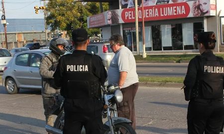 El procedimiento habitual consiste en solicitar la documentación personal de todos los ocupantes del vehículo. Además, se requiere al conductor la licencia habilitante y la cédula de identificación de la moto. El procedimiento habitual consiste en solicitar la documentación personal de todos los ocupantes del vehículo. Además, se requiere al conductor la licencia habilitante y la cédula de identificación de la moto.